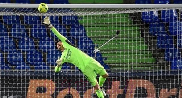 库尔图瓦各赛事扑救174次 五大联赛门将同期最多